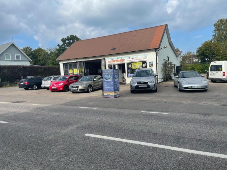 Mechaniker utför underhåll på en bil i en verkstad