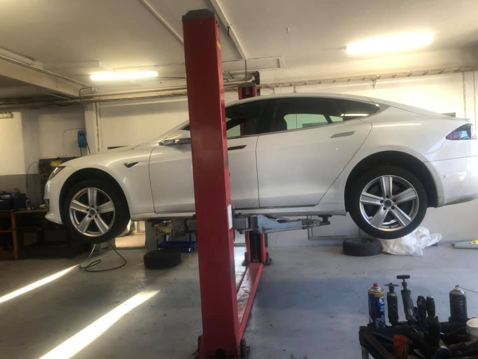 Mekaniker kontrollerar bil inför fordonsbesiktning hos Ingelstad Bilservice i Ingelstad.