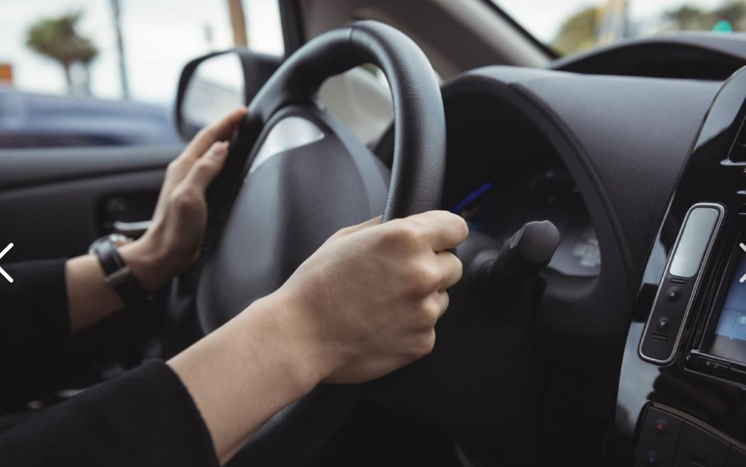 Kontroll av bil inför fordonsbesiktning i Ingelstad.