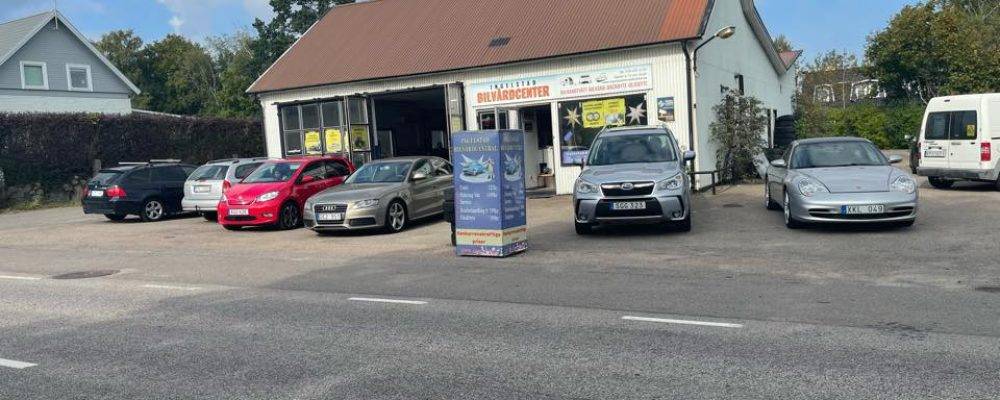 Mechaniker utför underhåll på en bil i en verkstad